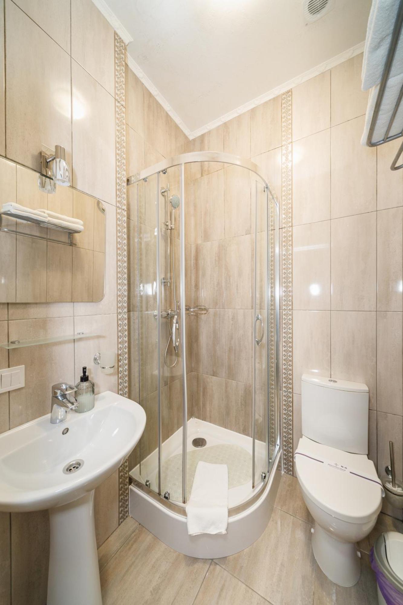 L.O.Y Family Hotel Dnipro Eksteriør bilde