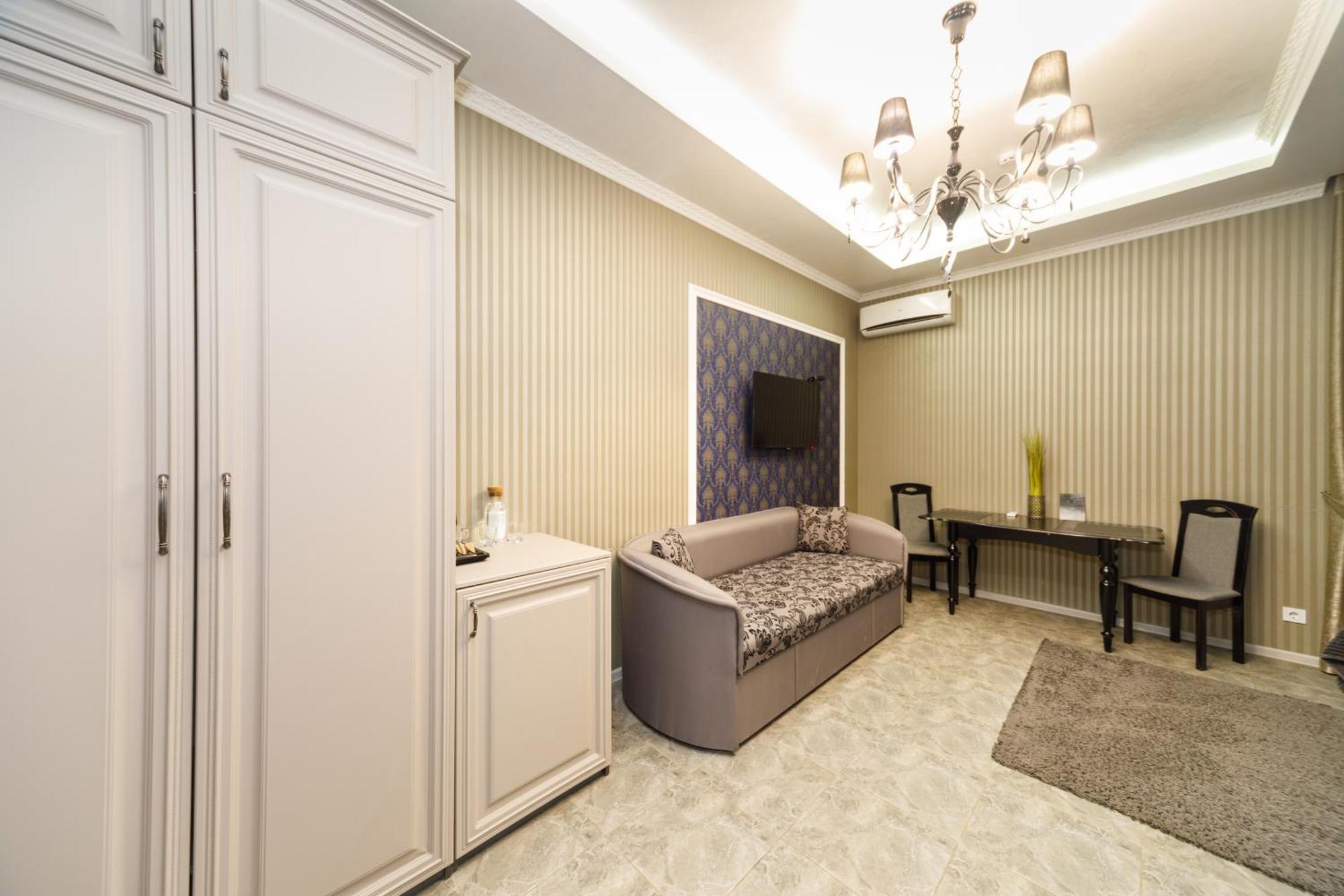 L.O.Y Family Hotel Dnipro Eksteriør bilde