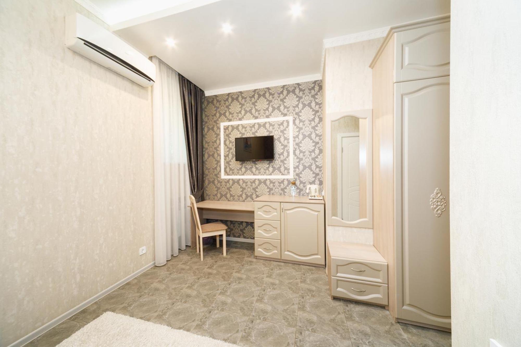 L.O.Y Family Hotel Dnipro Eksteriør bilde