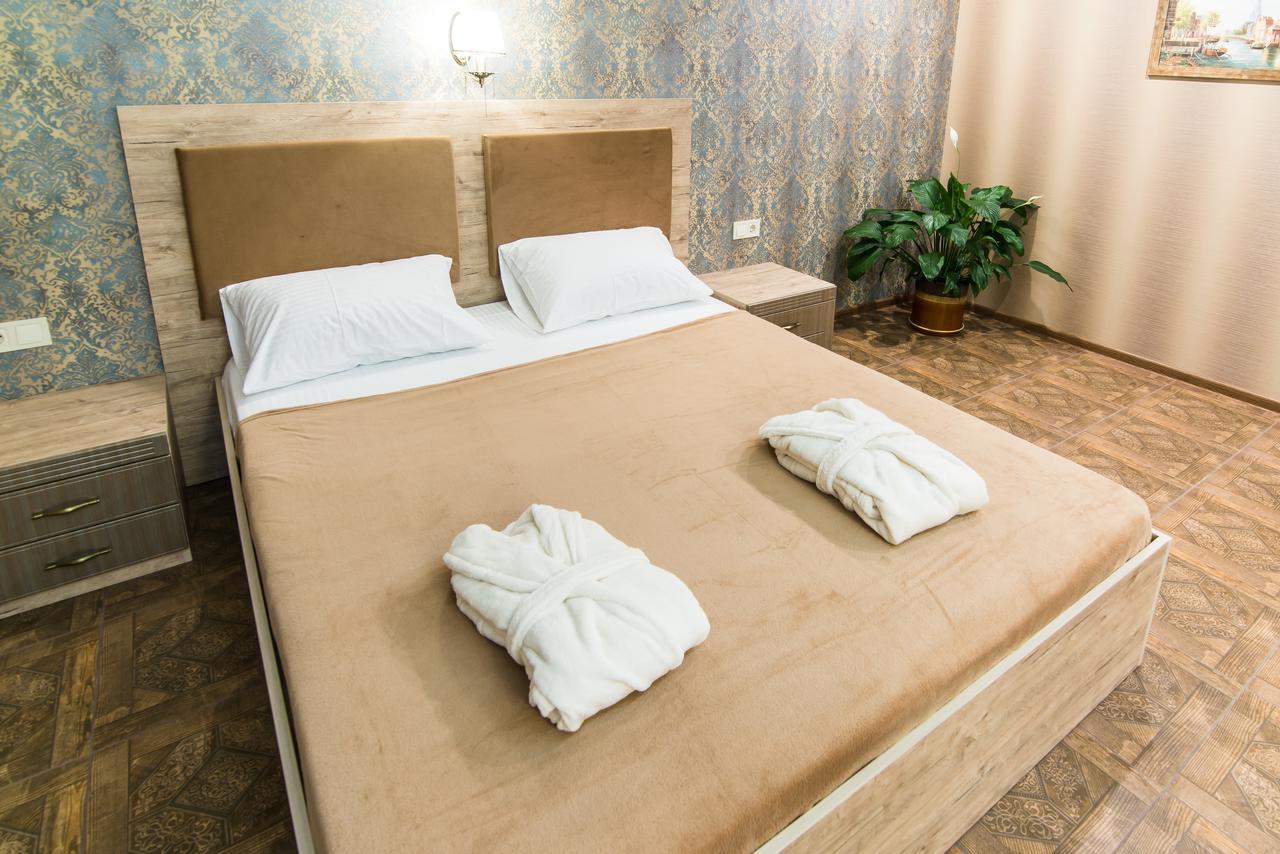 L.O.Y Family Hotel Dnipro Eksteriør bilde