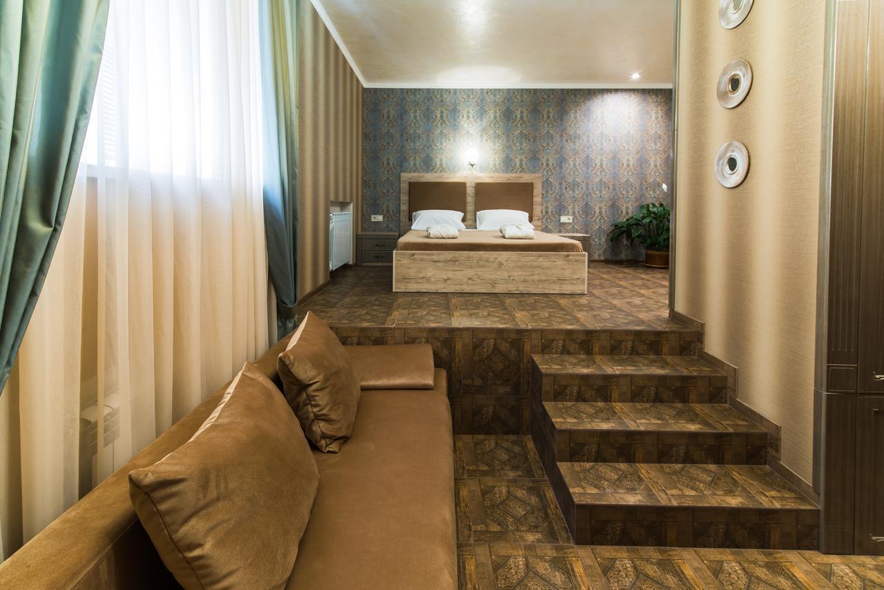L.O.Y Family Hotel Dnipro Eksteriør bilde