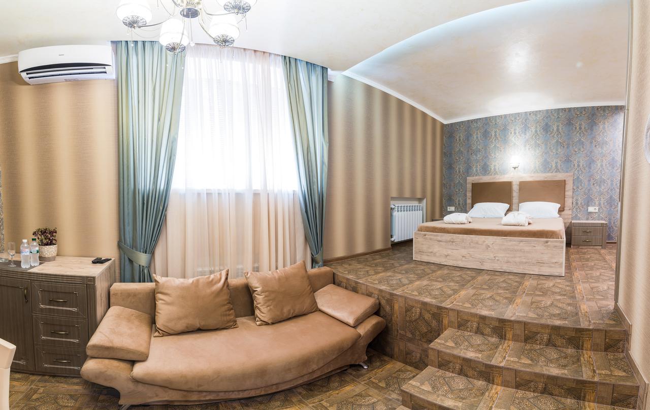 L.O.Y Family Hotel Dnipro Eksteriør bilde