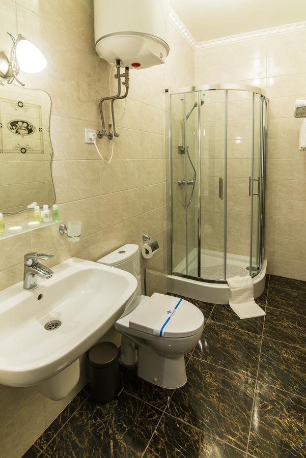 L.O.Y Family Hotel Dnipro Eksteriør bilde