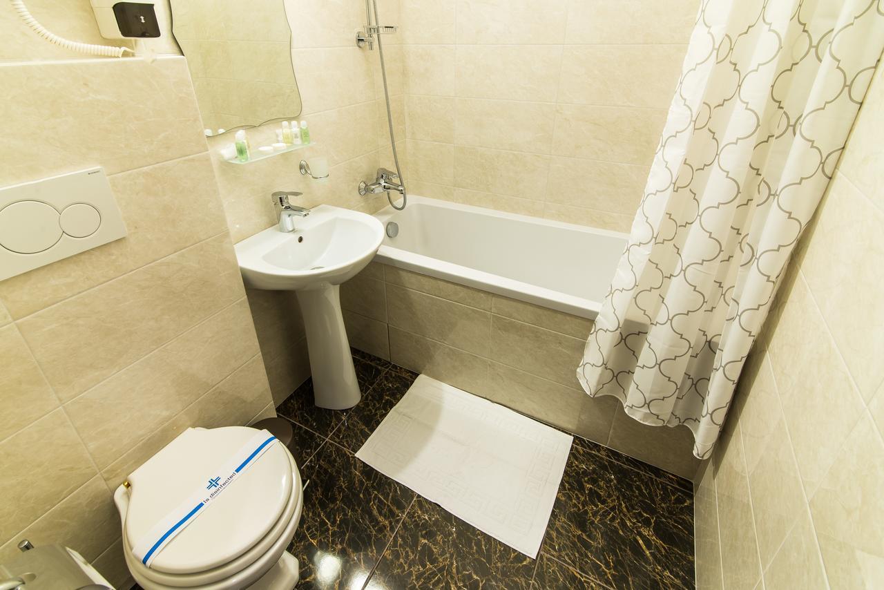 L.O.Y Family Hotel Dnipro Eksteriør bilde